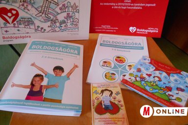 Naptár, könyv, munkafüzet, zenei cédé és boldogságkártya segíti a pedagógusok munkáját (Gruik Zsuzsa felvétele)