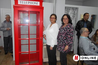 A díszítőelemek csúcsát az életnagyságú piros telefonfülke jelenti (Gruik Zsuzsa felvétele)