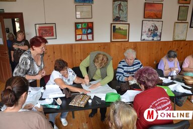 Alumínium kanál és csomagoló papír segítségével veszik le a mintákat a régi textíliákról (Kazinczy Paszterkó Diana felvétele)