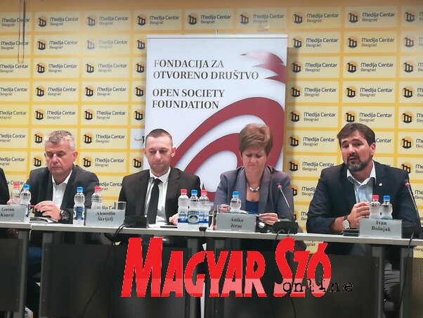 Goran Kaurić, Ahmedin Škrijelj, Jerasz Anikó és Ivan Bošnjak a belgrádi kerekasztal-beszélgetésen (Fotó: Miklós Hajnalka) Goran Kaurić, Ahmedin Škrijelj, Jerasz Anikó és Ivan Bošnjak a belgrádi kerekasztal-beszélgetésen (Fotó: Miklós Hajnalka)
