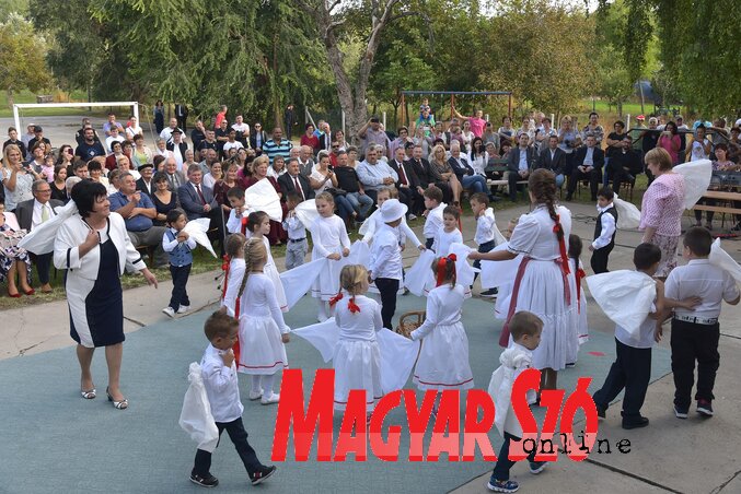 A fellépők produkcióira igen sokan voltak kíváncsiak a falunapon (Fotó: Gergely József)