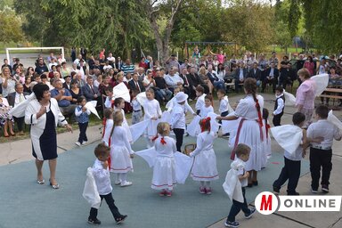 A fellépők produkcióira igen sokan voltak kíváncsiak a falunapon (Fotó: Gergely József)