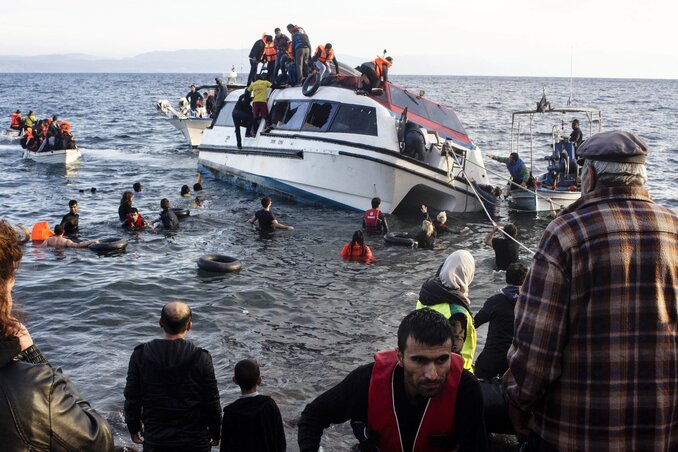 A menekültek nagy része Görögországon keresztül éri el Európát. A fotón: A Leszbosz-szigeteki Szkala Szikamineasz közelében már partközelbe vontatott egyik túlzsúfolt hajóról mentik a menthetőket (Fotó: Beta/AP)