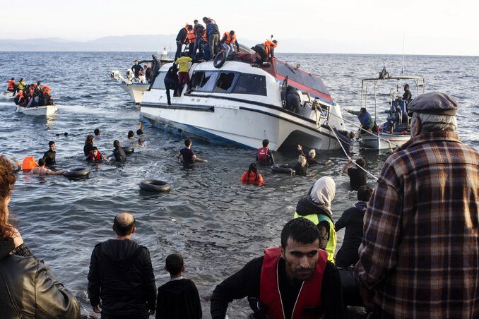A menekültek nagy része Görögországon keresztül éri el Európát. A fotón: A Leszbosz-szigeteki Szkala Szikamineasz közelében már partközelbe vontatott egyik túlzsúfolt hajóról mentik a menthetőket (Fotó: Beta/AP) A menekültek nagy része Görögországon keresztül éri el Európát. A fotón: A Leszbosz-szigeteki Szkala Szikamineasz közelében már partközelbe vontatott egyik túlzsúfolt hajóról mentik a menthetőket (Fotó: Beta/AP)