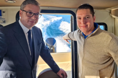 Aleksandar Vučić fiával, Danilóval a vitatott Instagram-bejegyzésben (Instagram/buducnostsrbijeav)