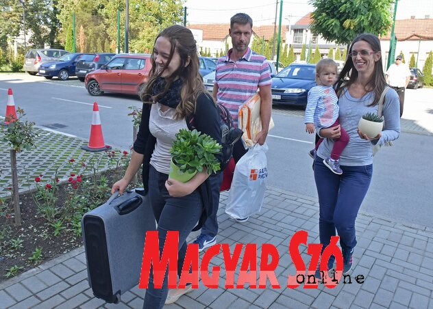 Kell majd egy kis virág is a kollégium ablakában (Ótos András felvétele)