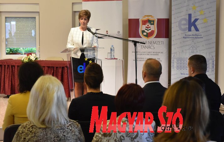 Jerasz Anikó köszönti a diákokat, szüleiket, a jelenlevő vendégeket (Ótos András felvétele)