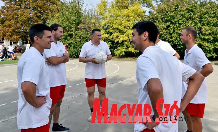 A Magyar Szó csapata a taktikát beszéli meg (Ótos András felvétele)