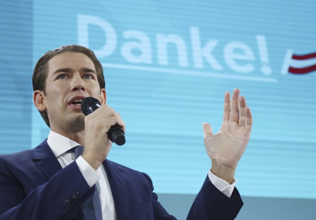 Sebastian Kurz, a korábbi és leendő kormányfő megköszöni a választók egyértelmű támogatását (Fotó: AP via Beta)