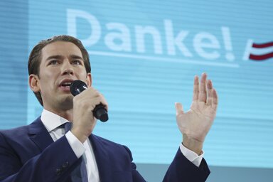 Sebastian Kurz, a korábbi és leendő kormányfő megköszöni a választók egyértelmű támogatását (Fotó: AP via Beta)