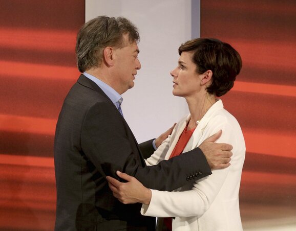Werner Kogler, a Zöldek elnöke és Pamela Rendi-Wagner, a szociáldemokraták (SPÖ) vezetője ölelkezik a közös sajtószereplés előtt. A választás a Zöldek eddigi legjobb, a szociáldemokratáknak pedig eddigi legrosszabb eredményét hozta (Fotó: AP via Beta) Werner Kogler, a Zöldek elnöke és Pamela Rendi-Wagner, a szociáldemokraták (SPÖ) vezetője ölelkezik a közös sajtószereplés előtt. A választás a Zöldek eddigi legjobb, a szociáldemokratáknak pedig eddigi legrosszabb eredményét hozta (Fotó: AP via Beta)