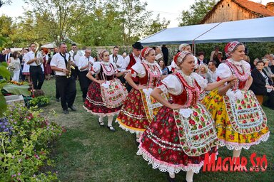 A doroszlói néptáncosokat elkísérte a fúvószenekar is (Gergely József felvétele)
