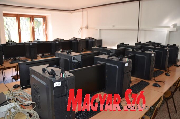 A gunarasi általános iskola új számítógépei (Kazinczy Paszterkó Diana felvétele)