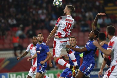 Milunović fejelt először az ellenfél kapujába (Fotó: Beta/AP)
