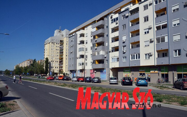 Az önkormányzat városszerte újabb parkolókat tervez építeni, így a Bata Brtkić utca újonnan kialakított részében is. Az építkezés ötletével nem feltétlenül egyeznek mindig a környék lakói (Ótos András felvétele)