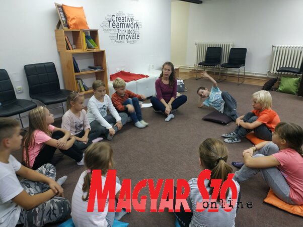 A gyermekek nagyon élvezték a számukra szervezett önismereti műhelymunkát (Vígi Sára felvétele)