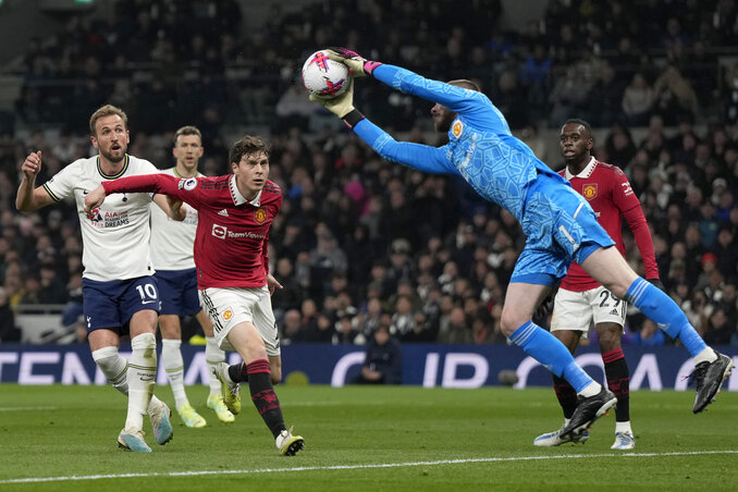 David de Gea manchesteri kapus zaboláz meg egy Tottenham-beadást (Fotó: Beta/AP)