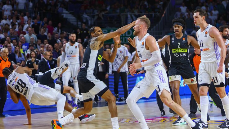 Küzdősportokba illő jelenetek: Punter üt, Yabusele (balról) földre viszi Exumot (Fotó: Eurosport) Küzdősportokba illő jelenetek: Punter üt, Yabusele (balról) földre viszi Exumot (Fotó: Eurosport)