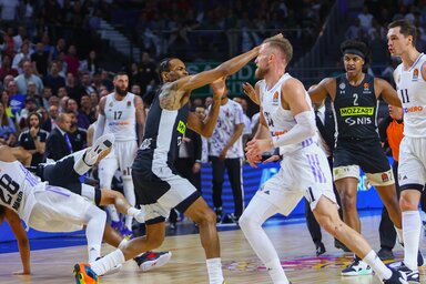 Küzdősportokba illő jelenetek: Punter üt, Yabusele (balról) földre viszi Exumot (Fotó: Eurosport)