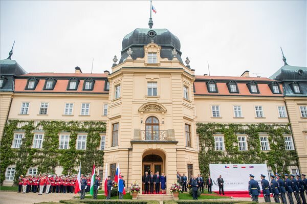 A négy államfő Lány kastélyában, a cseh államfők vidéki rezidenciáján (Fotó: MTI) A négy államfő Lány kastélyában, a cseh államfők vidéki rezidenciáján (Fotó: MTI)