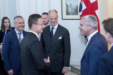 Szijjártó Péter Steve Barclay-jel beszélget (Fotó: MTI)