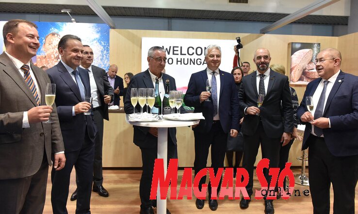 Semjén Zsolt miniszterelnök-helyettes nyitotta meg vendéglátói társaságában az idegenforgalmi vásárt és a magyar kiállítóteret (Fotó: Ótos András)