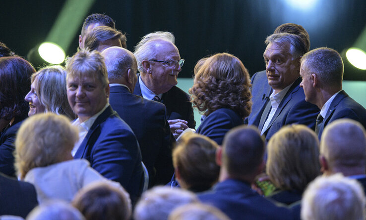 Orbán Viktor miniszterelnök, a párt elnöke (j2) a Fidesz tisztújító kongresszusán a BOK Sportcsarnokban, Budapesten 2019. szeptember 29-én. Jobbról Kubatov Gábor pártigazgató, alelnök, középen Balázs Péter színművész, a Szolnoki Szigligeti Színház igazgatója. (Fotó: MTI)