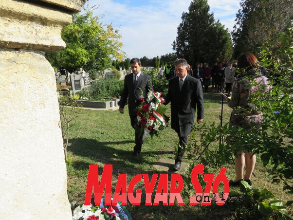 Az adai önkormányzat nevében Bilicki Zoltán és Búcsú Attila koszorúzott (Fotó: Csincsik Zsolt) Az adai önkormányzat nevében Bilicki Zoltán és Búcsú Attila koszorúzott (Fotó: Csincsik Zsolt)