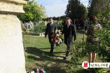 Az adai önkormányzat nevében Bilicki Zoltán és Búcsú Attila koszorúzott (Fotó: Csincsik Zsolt)