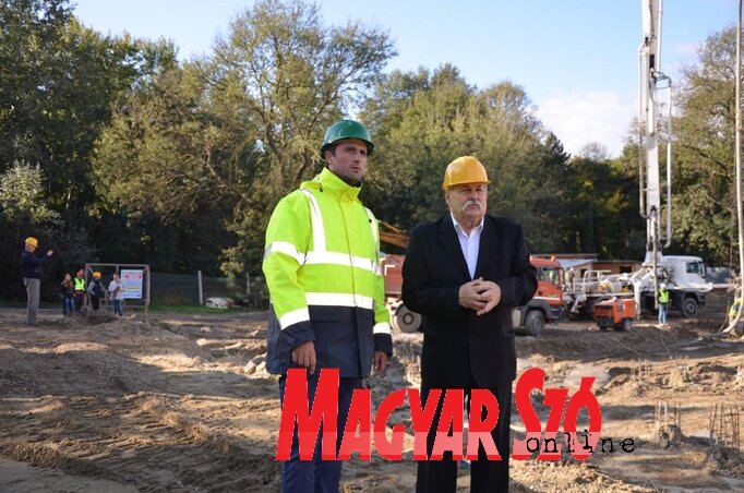Kislinder Gábor községi elnök megtekinti a munkálatokat (Fotó: Kazinczy Paszterkó Diana) Kislinder Gábor községi elnök megtekinti a munkálatokat (Fotó: Kazinczy Paszterkó Diana)