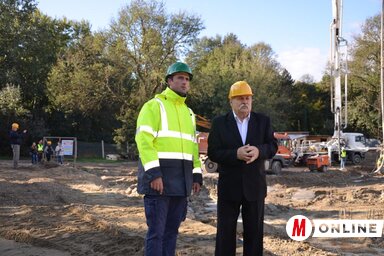 Kislinder Gábor községi elnök megtekinti a munkálatokat (Fotó: Kazinczy Paszterkó Diana)