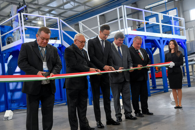 Ifjabb Kovács István és idősebb Kovács István ügyvezetők, Szijjártó Péter, Tállai András, a Pénzügyminisztérium parlamenti államtitkára és Fekete Zoltán átvágják a nemzeti színű szalagot (Fotó: MTI) Ifjabb Kovács István és idősebb Kovács István ügyvezetők, Szijjártó Péter, Tállai András, a Pénzügyminisztérium parlamenti államtitkára és Fekete Zoltán átvágják a nemzeti színű szalagot (Fotó: MTI)