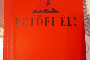 Petőfi él és élteti a versmondást