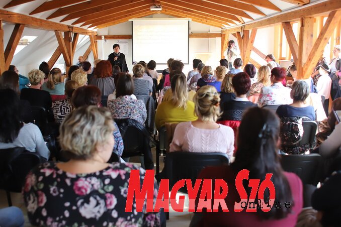 Dr. Szőke Anna megnyitja a konferenciát (Lakatos János felvétele) Dr. Szőke Anna megnyitja a konferenciát (Lakatos János felvétele)
