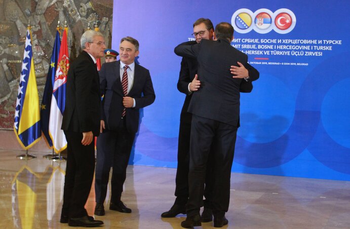 Šefik Džaferović, Željko Komšić, valamint az ölelkező Milorad Dodik és Aleksandar Vučić a trilaterális találkozó kezdetén (Fotó: Beta)