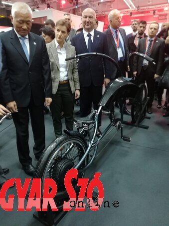 Wang Zhigang, Ana Brnabić és Nenad Popović az egyik szerbiai találmánnyal, a chopper-motorra emlékeztető elektromos biciklivel ismerkedik (Fotó: Miklós Hajnalka)