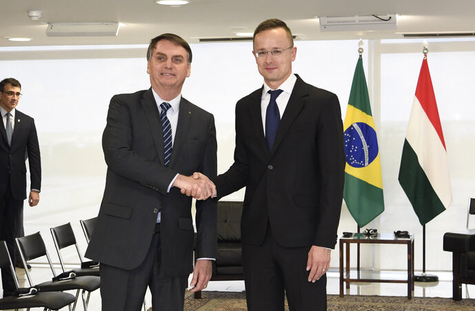 Jair Bolsonaro brazil elnök (b) és Szijjártó Péter magyar külgazdasági és külügyminiszter találkozója Brazíliavárosban (Fotó: MTI/KKM/Mitko Sztojcsev)