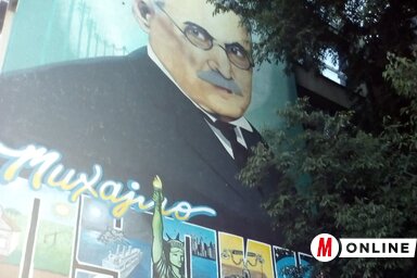 Az Egység melletti épületen készülő falfestmény a tervezőinek és az újvidékiek nagy többségének közös értékeit hivatott hirdetni. A városban több, hasonló mű díszíti már az épületek falait, egyik közülük a Mihajlo Pupin munkásságának emléket állító festmé