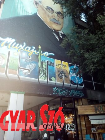 Az Egység melletti épületen készülő falfestmény a tervezőinek és az újvidékiek nagy többségének közös értékeit hivatott hirdetni. A városban több, hasonló mű díszíti már az épületek falait, egyik közülük a Mihajlo Pupin munkásságának emléket állító festmény, a tudósról elnevezett sugárút egyik irodaházának falán (Szeli Balázs felvétele)