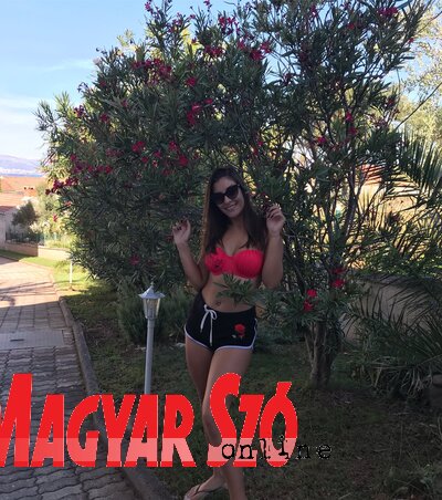 Dragana a Fülöp Apartmaház udvarán (Fotó: Lackó Varjú Sára) Dragana a Fülöp Apartmaház udvarán (Fotó: Lackó Varjú Sára)