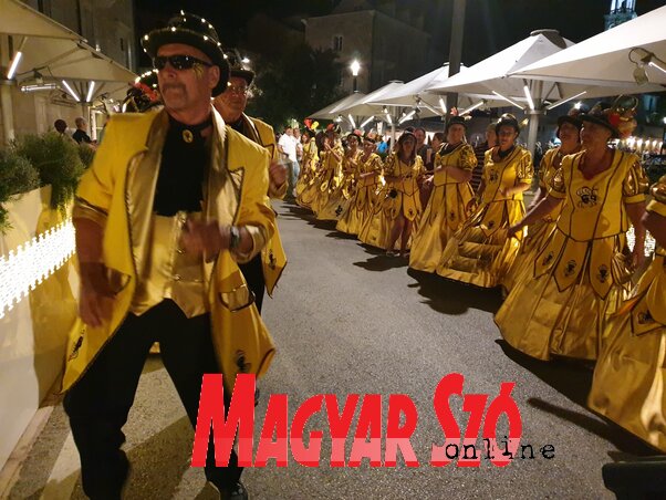 A sutivani hagyományos hidegűző karneválon horvát, szerb és macedón egyesületek tagjai is felléptek (Fotó: Lackó Varjú Sára) A sutivani hagyományos hidegűző karneválon horvát, szerb és macedón egyesületek tagjai is felléptek (Fotó: Lackó Varjú Sára)