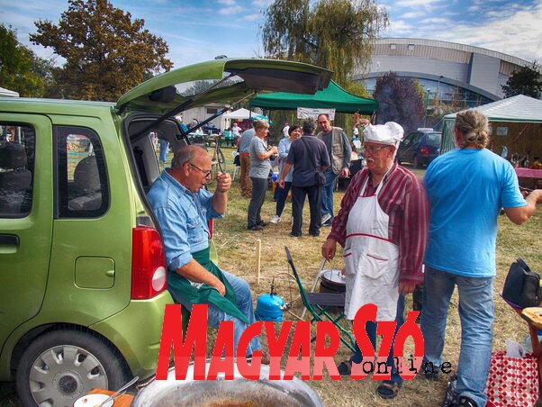 Szorgoskodtak a főzőhelyeken Szorgoskodtak a főzőhelyeken