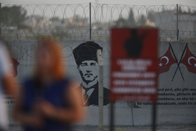 A világi Törökország alapítója, Mustafa Kemal Atatürk képmása Akçakale városánál, a török–szíriai határfalon (Fotó: AP via Beta)