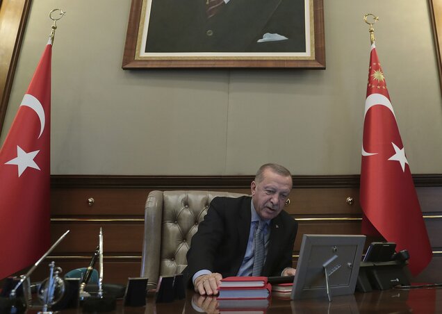 Recep Tayyip Erdoğan telefonon beszél véderőminiszterével, Hulusi Akarral mielőtt kiadta a támadási parancsot (Fotó: TPPS via AP/Beta)