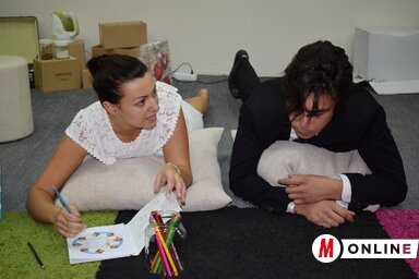 Pozsgai Zsófia és Csuvik Viktor A szakítás örömei című előadás egyik jelenetében (Máriás Endre felvétele)