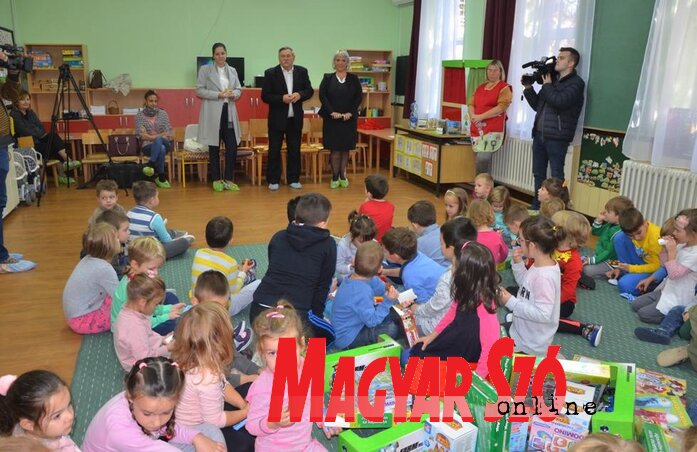 A gyermekhét alkalmából a Kolibri óvodába látogatott a községi elnök (Kazinczy Paszterkó Diana felvétele)