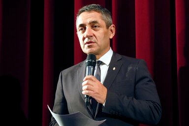 Potápi Árpád János, a Miniszterelnökség nemzetpolitikáért felelős államtitkára beszédet mond a Magyar Nemzeti Táncszínház A Tenkes kapitánya című előadásának bemutatóján a bécsi Theater Akzent színházban (Fotó: MTI/Filep István)