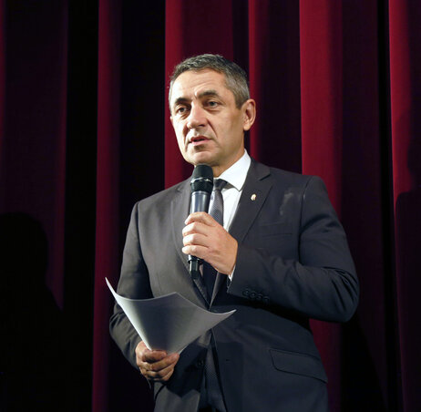 Potápi Árpád János, a Miniszterelnökség nemzetpolitikáért felelős államtitkára beszédet mond a Magyar Nemzeti Táncszínház A Tenkes kapitánya című előadásának bemutatóján a bécsi Theater Akzent színházban (Fotó: MTI/Filep István) Potápi Árpád János, a Miniszterelnökség nemzetpolitikáért felelős államtitkára beszédet mond a Magyar Nemzeti Táncszínház A Tenkes kapitánya című előadásának bemutatóján a bécsi Theater Akzent színházban (Fotó: MTI/Filep István)