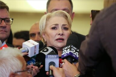 Viorica Dăncilă nyilatkozik a médiának (Fotó: MTI)