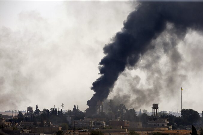 A Şanlıurfa tartománybeli Ceylanpınarból készült felvétel tanúsága szerint a szíriai oldalon lévő Rász-el-Ain városa felett szinte folyamatosan füstfelhők gomolyognak (Fotó: AP via Beta)